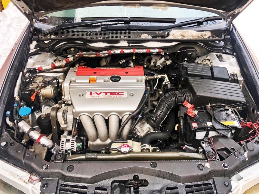 Подкапотка Хонда Аккорд 8 2.4