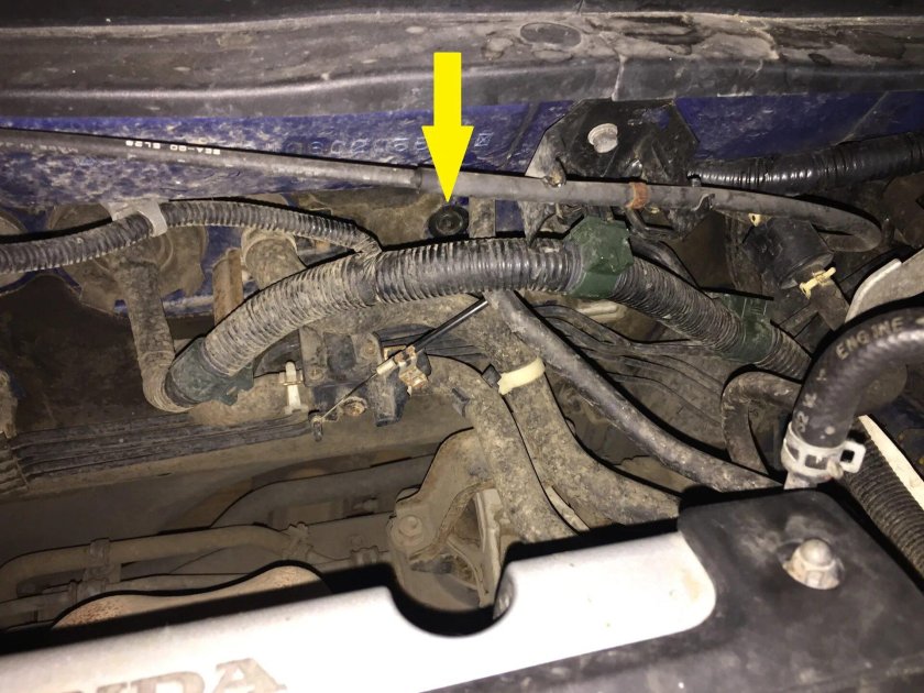 Хонда Аккорд 7 2.0 давануло жидкость возле правого колеса