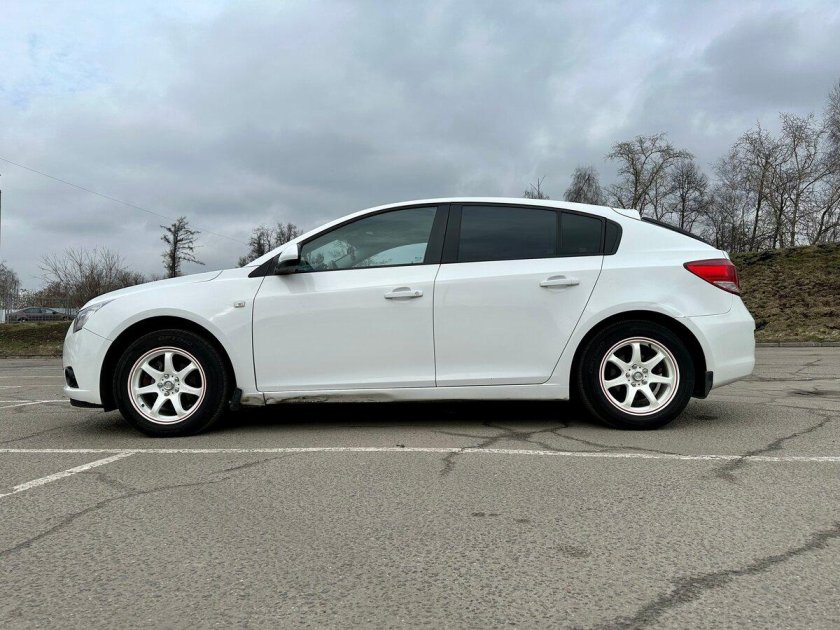 Шевроле Круз хэтчбек белый