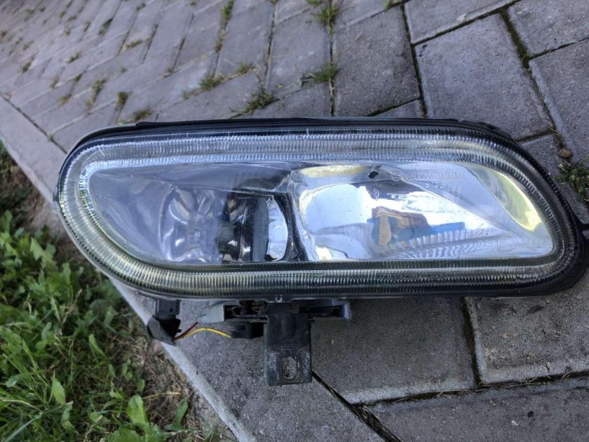 Противотуманная фара Пежо 406