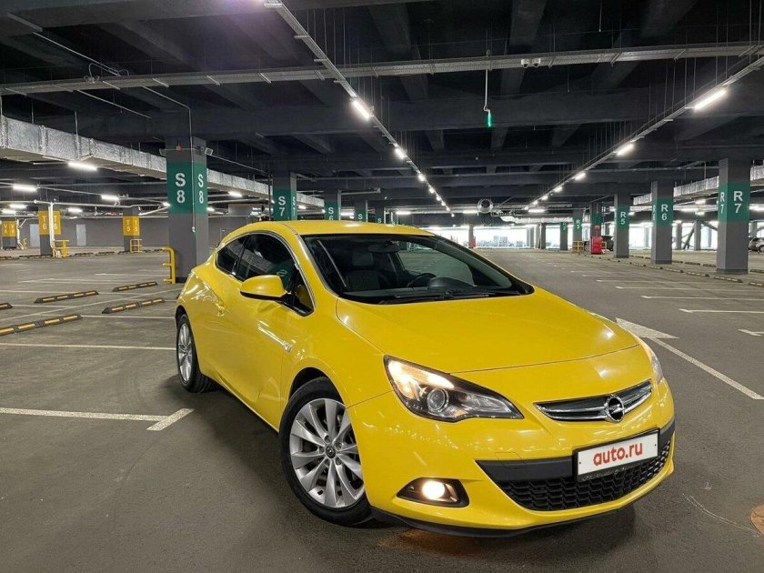 Opel Astra GTC желтая