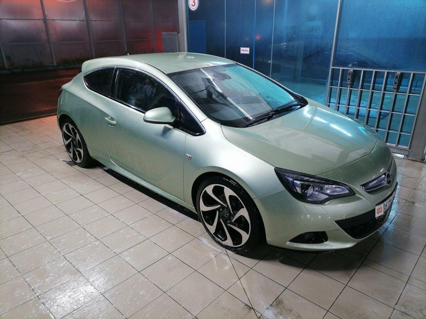 Opel Astra GTC 2012 серебристый