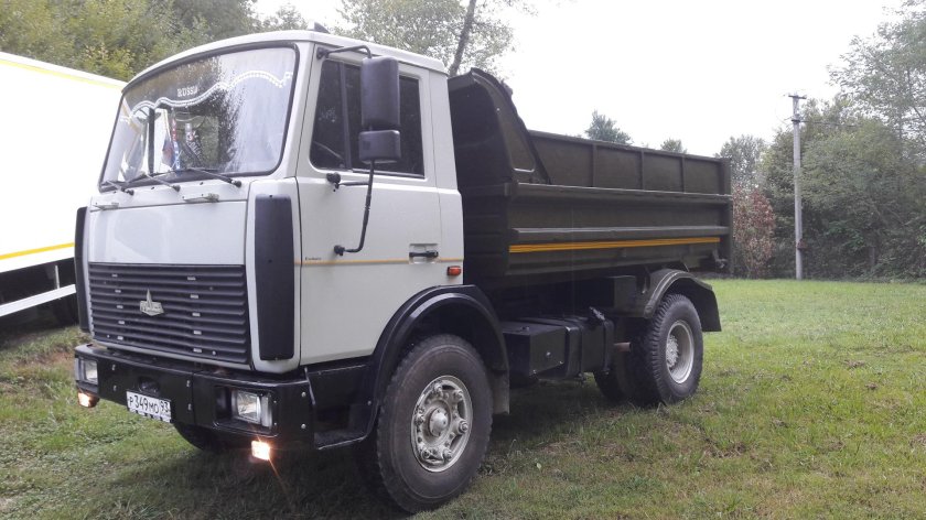 МАЗ 5551 самосвал