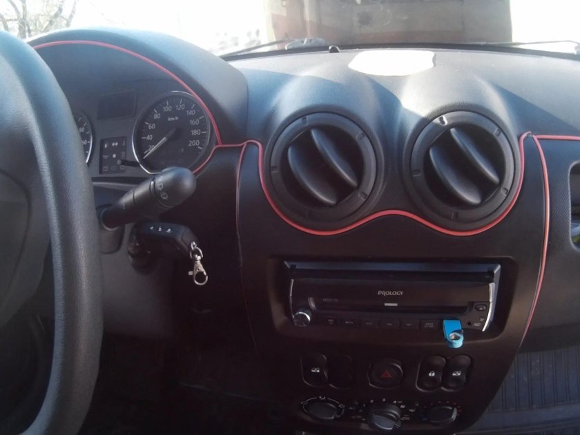 Рамка магнитолы Рено Логан 1