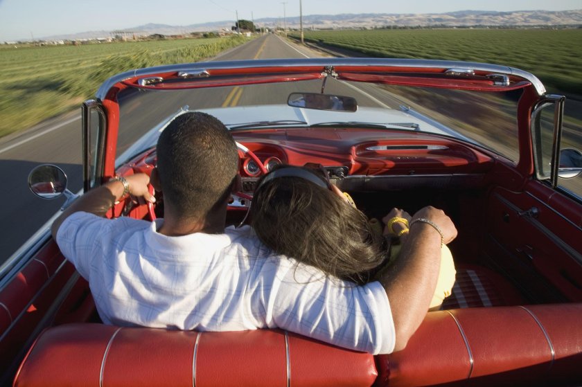 Пара в кабриолете