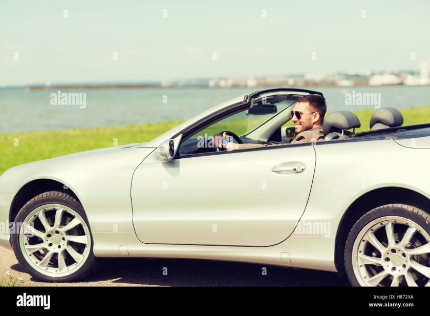 Мужчина в кабриолете