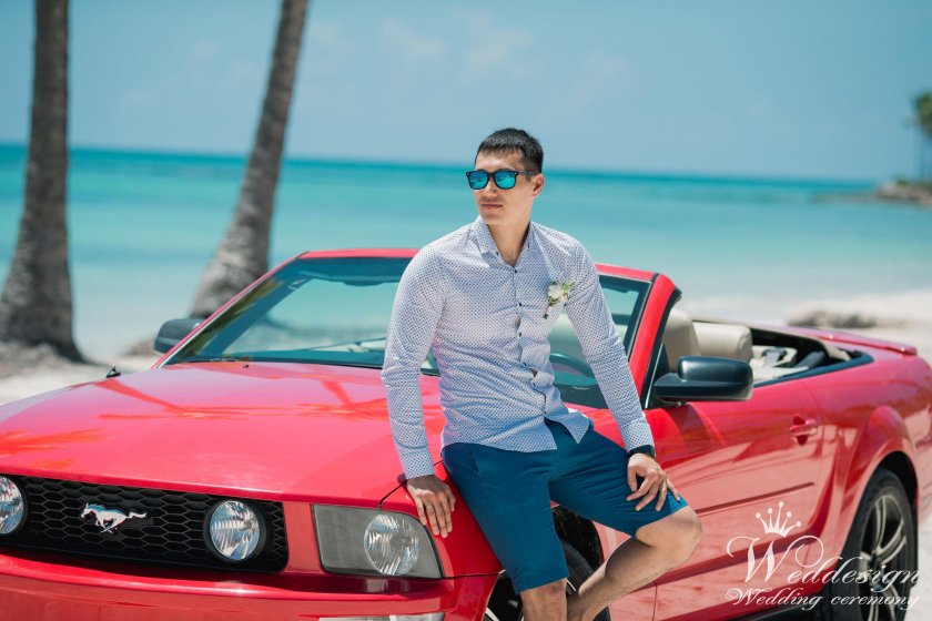 Парень в кабриолете