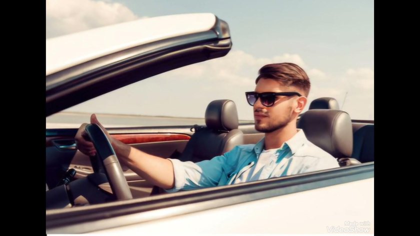 Мужчина за рулем кабриолета