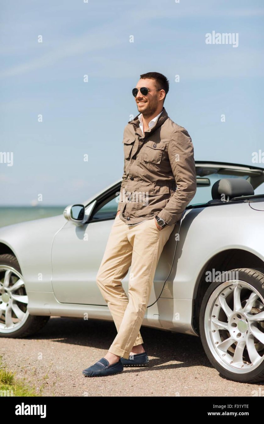 Счастливый мужчина около машины