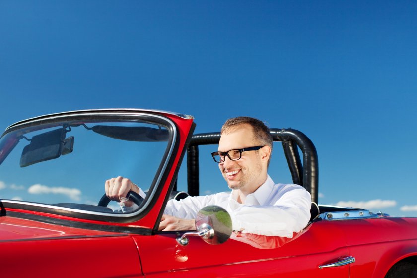 Мужчина за рулем кабриолета