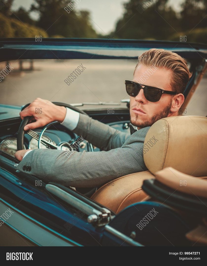 Мужчина в кабриолете