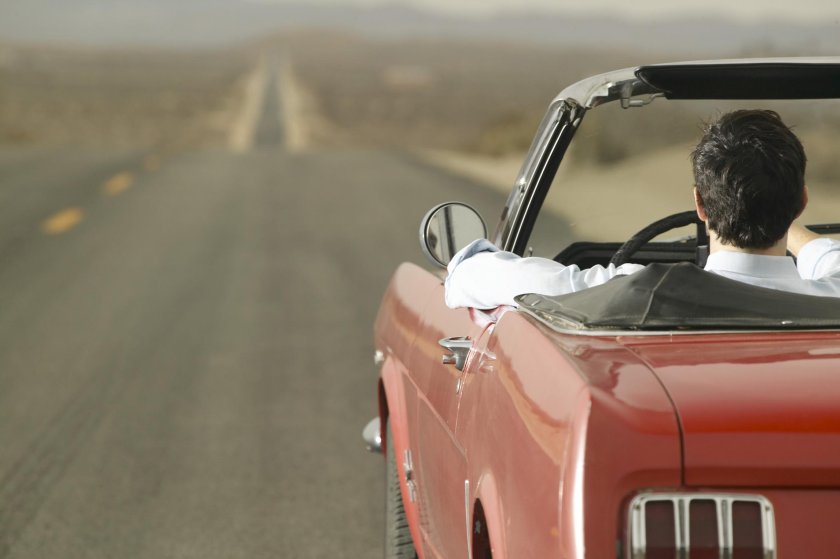Парень в кабриолете