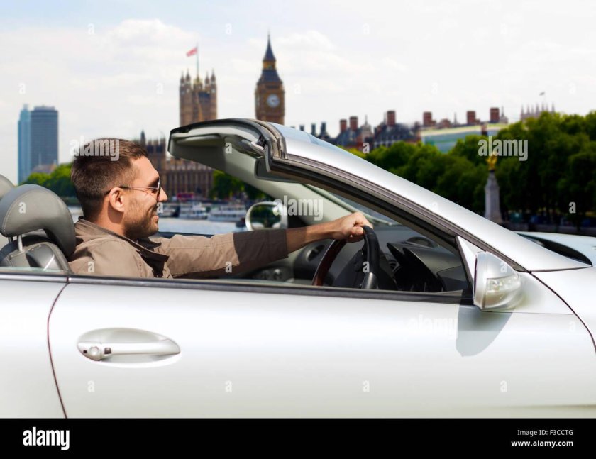 Мужчина за рулем кабриолета