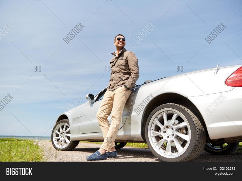 Радостный человек рядом с машиной