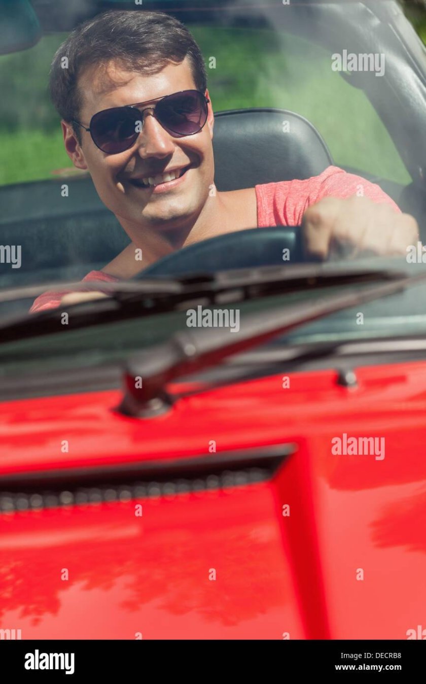 Мужик за рулем кабриолета