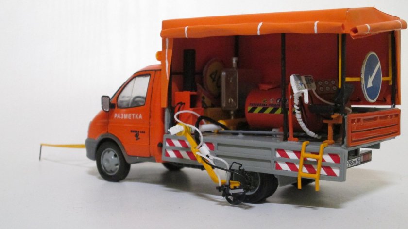 Шмель 11 АН разметочная машина