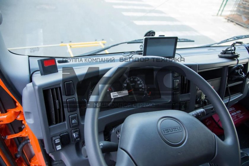 Разметочная машина Шмель 12а (на базе а/м Isuzu npr75l-k)