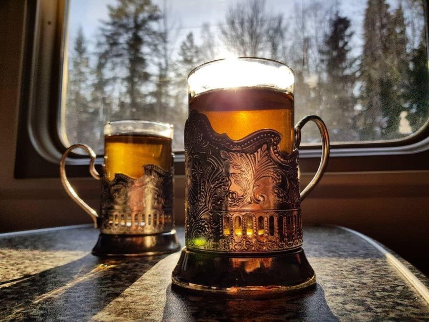 Стакан в подстаканнике в поезде