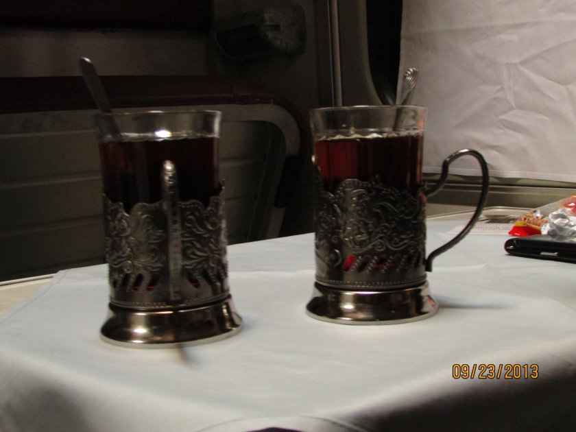 Стакан в подстаканнике в поезде