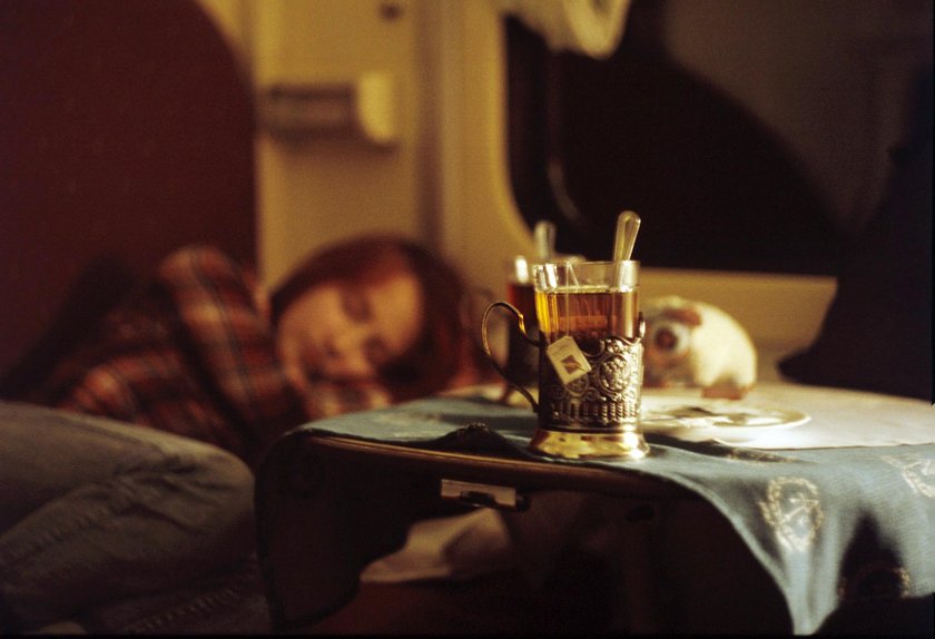 Чай в подстаканнике в поезде