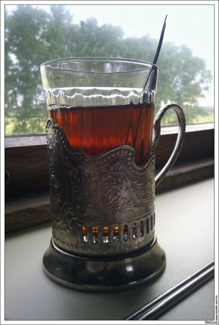 Стакан в подстаканнике в поезде