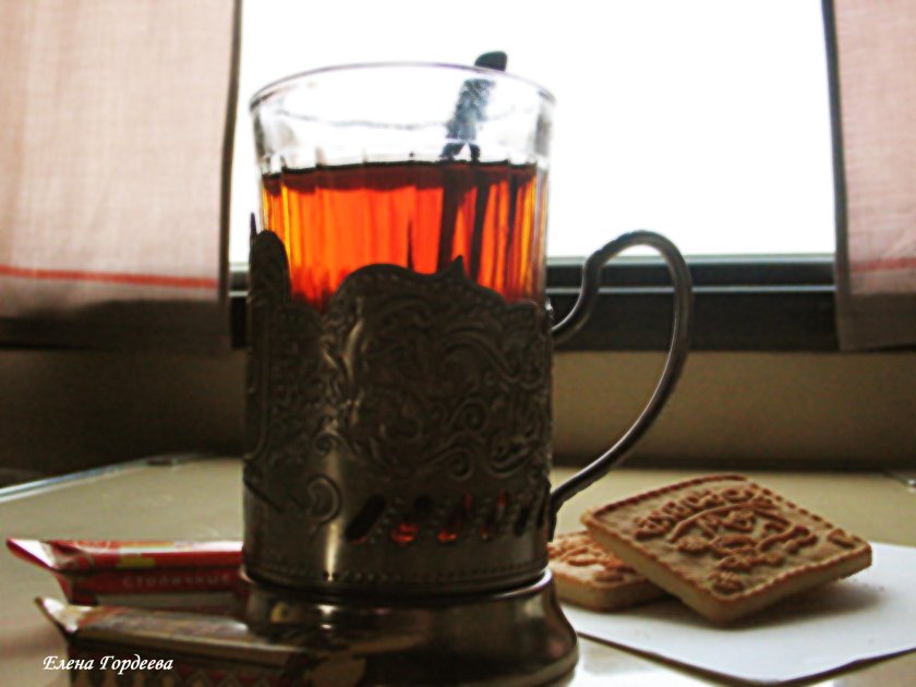 Стакан в подстаканнике в поезде