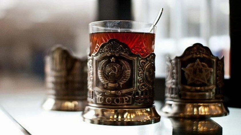 Чай в подстаканнике в поезде СССР