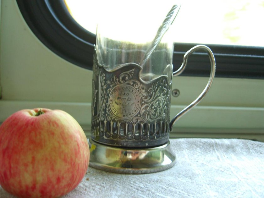 Чай в стакане с подстаканником