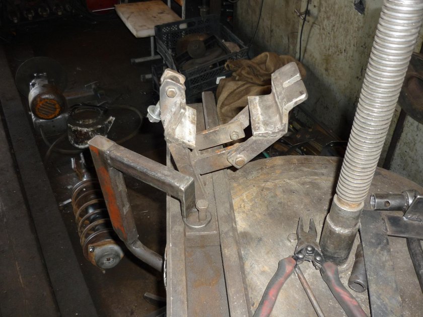 Приспособление для разборки стоек