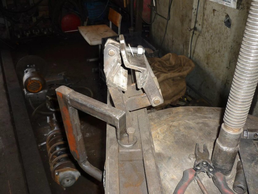 Приспособление для разборки стоек