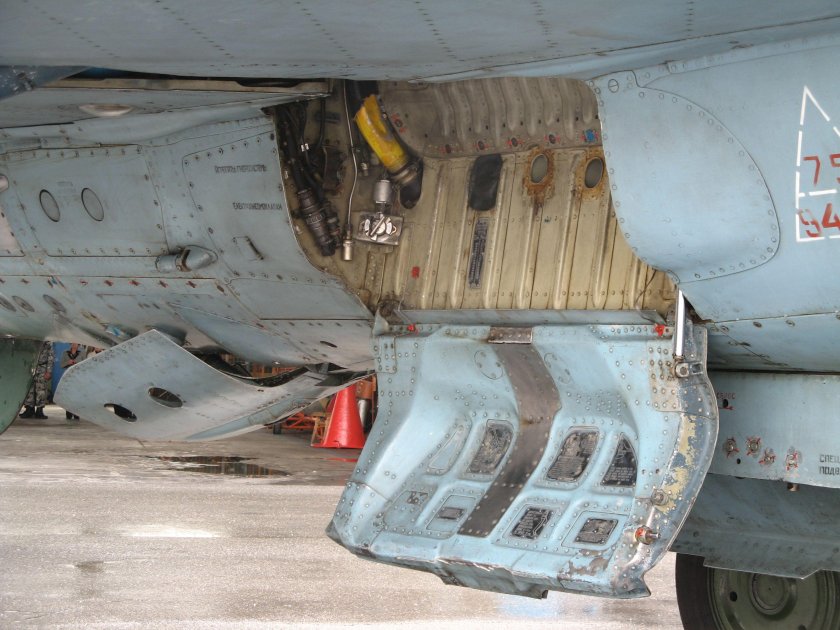 Ниша шасси миг-21