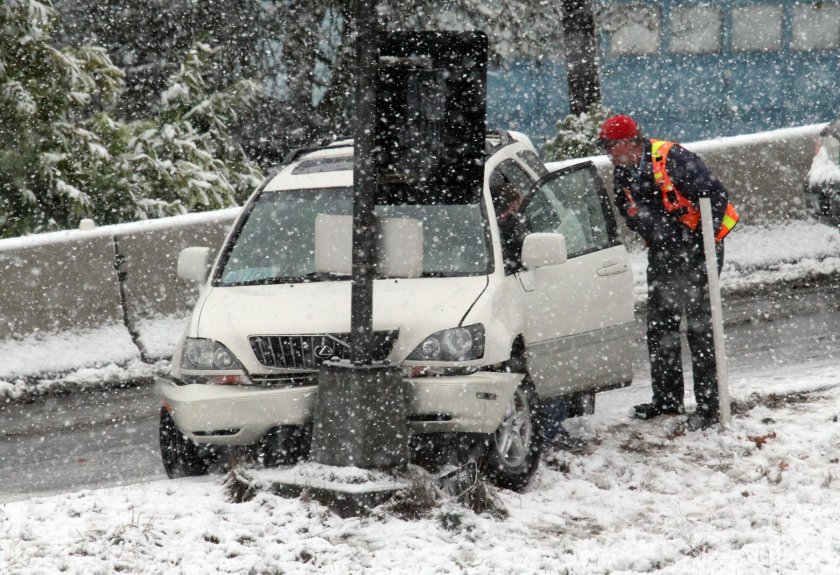 Авария на скользкой дороге