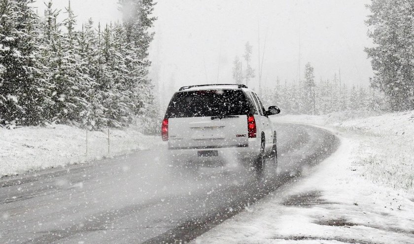 Снег на дороге