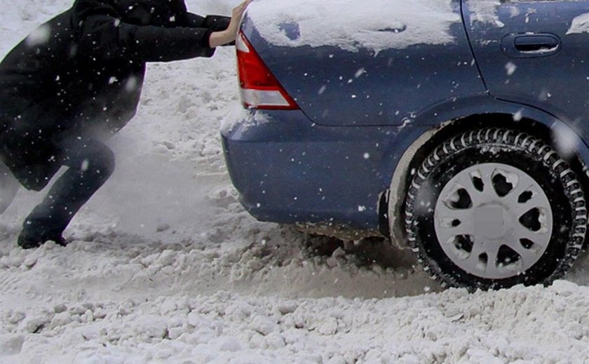 Толкают машину в снегу