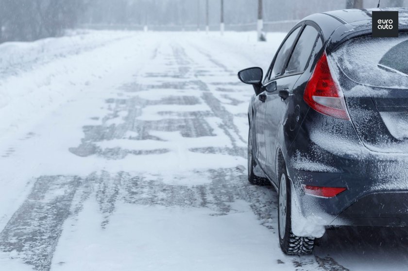 Машина зимой