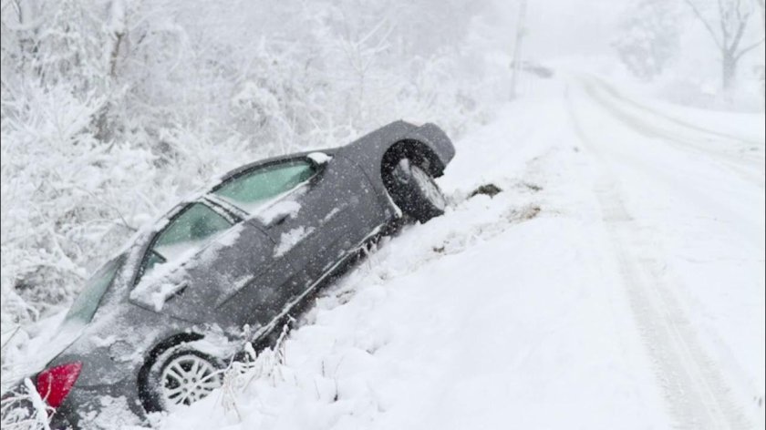 Разбитая машина в снегу