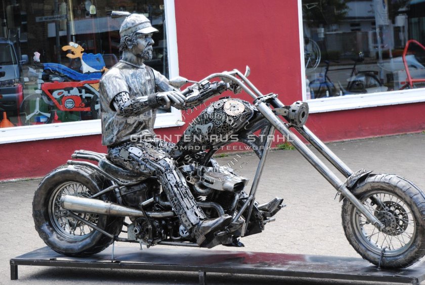 Мото скульптура из металлолома