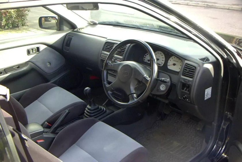 Nissan Pulsar 2000 салон
