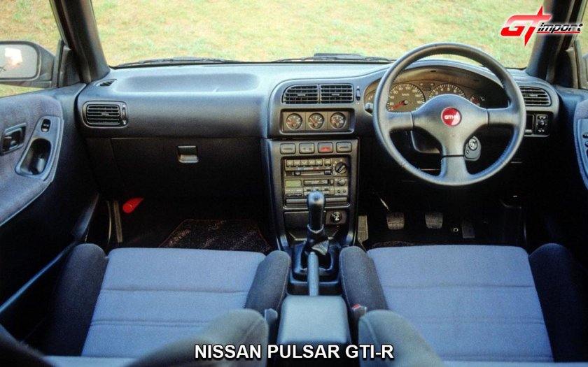Nissan Pulsar GTI-R салон