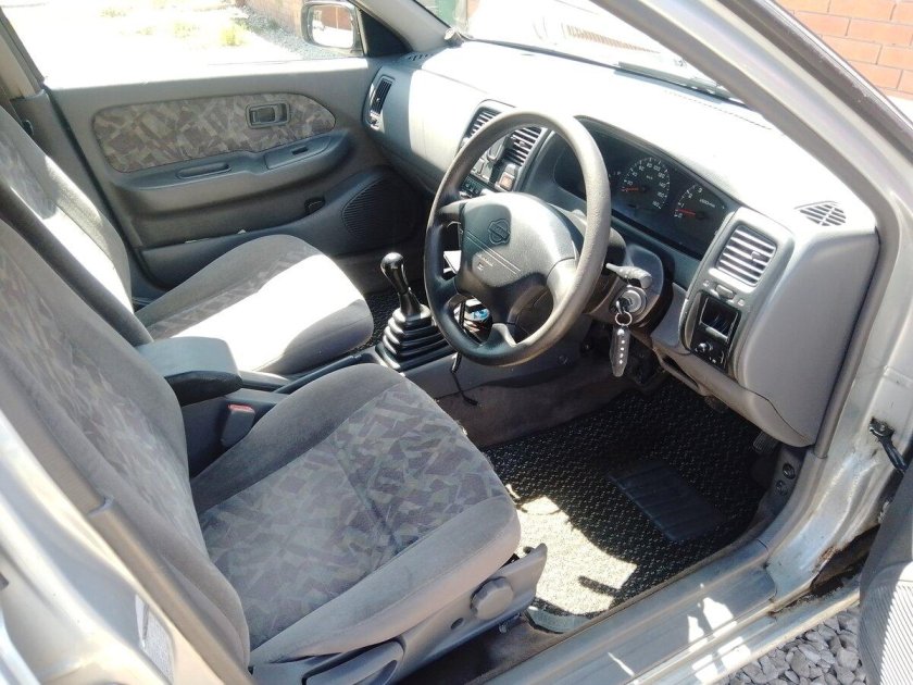 Nissan Pulsar 2000 салон