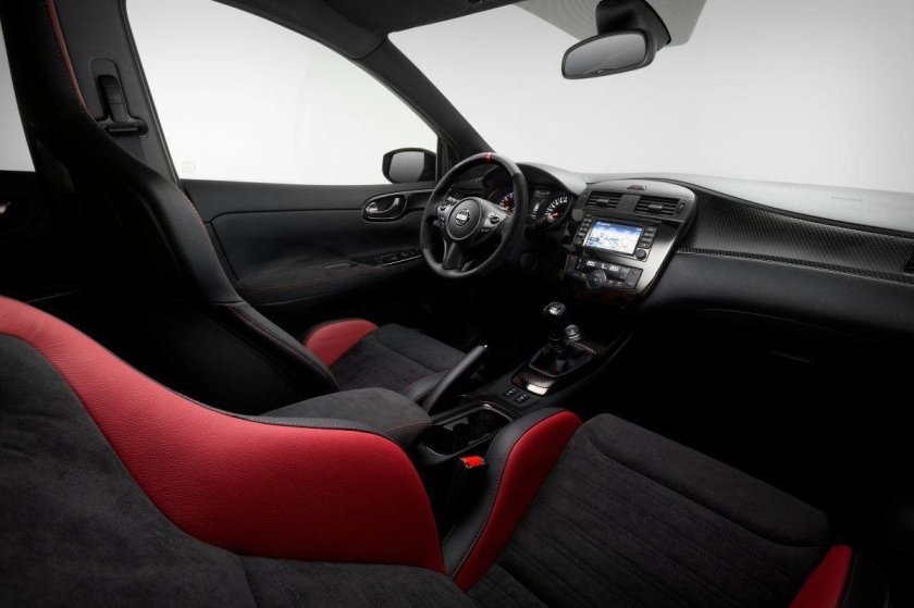 Nissan Pulsar Nismo салон