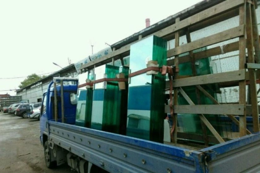 Автомобиль для перевозки стекла