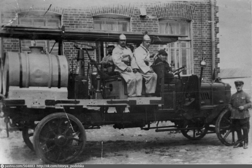 Паровые автомобили и тракторы г Гуляев