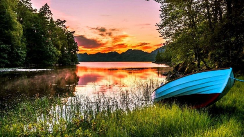 Лодка на берегу озера