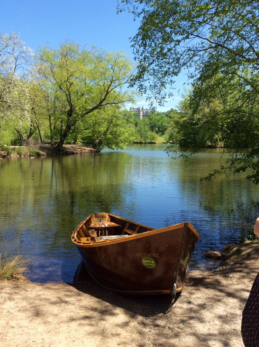 Лодка на пруду