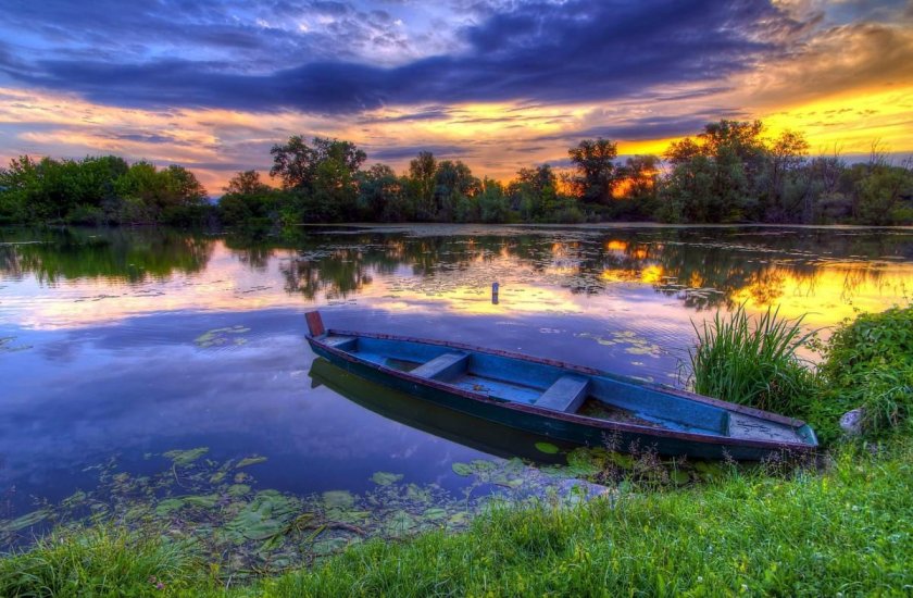 Лодка на реке