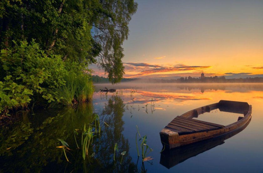 Лодка на берегу реки