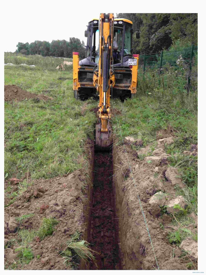 Копка траншеи под фундамент экскаватором