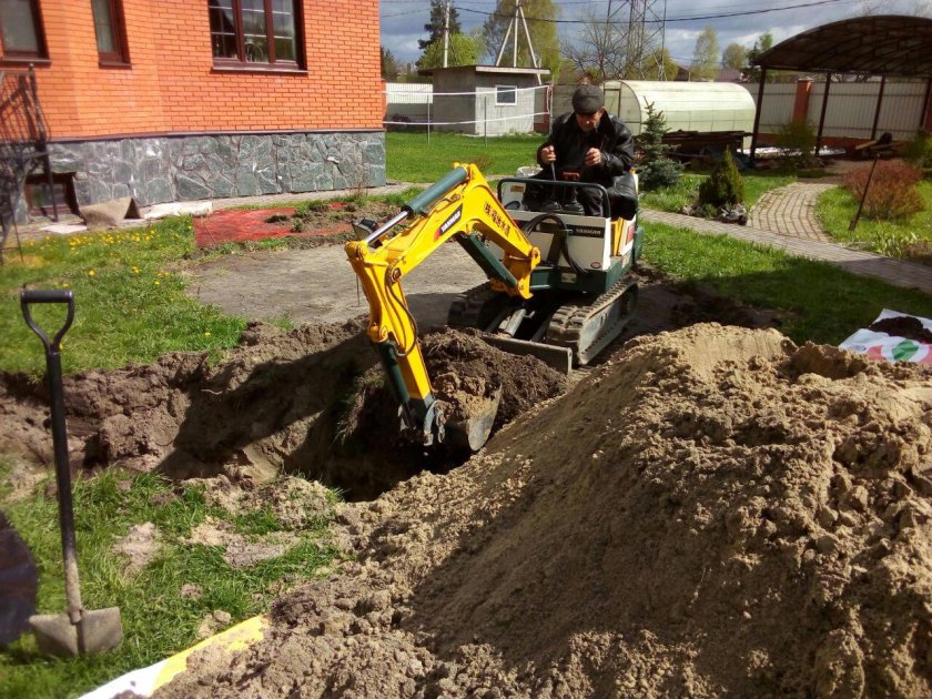 Маленький экскаватор для копки траншей