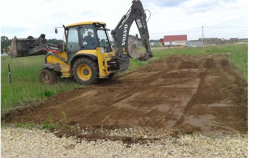 Планировка участка экскаватором погрузчиком